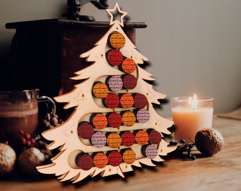 Adventný stromček s kávovými kapsulami vo vianočnom interiéri