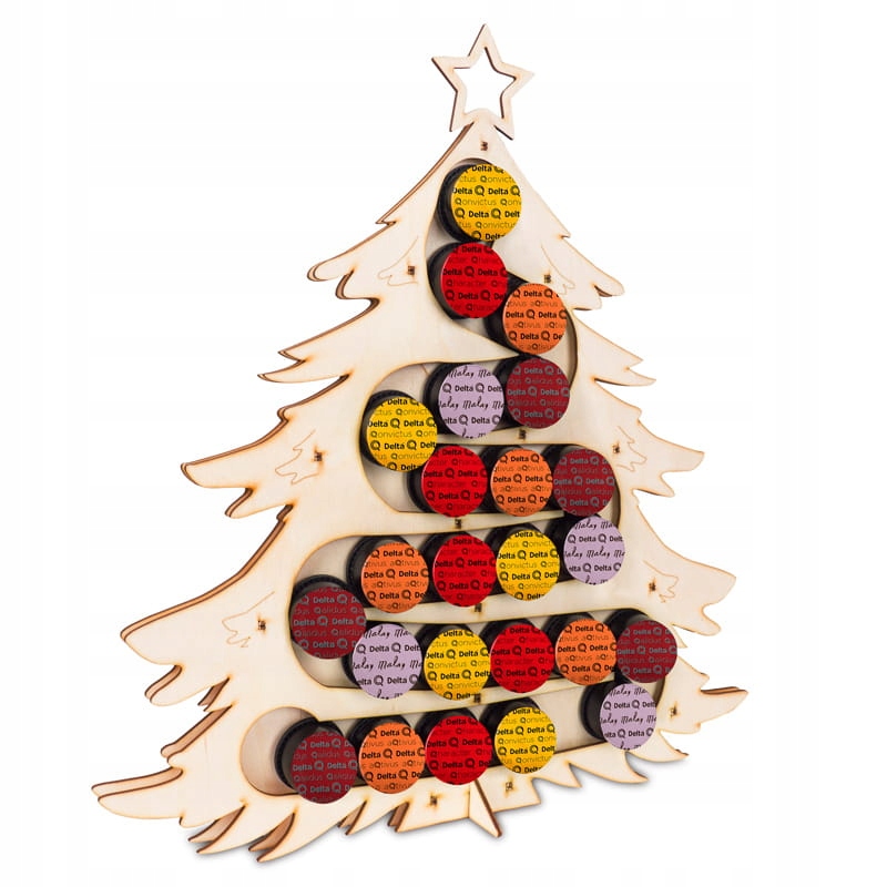 Drevený adventný kalendár v tvare stromčeka s 24 kávovými kapsulami