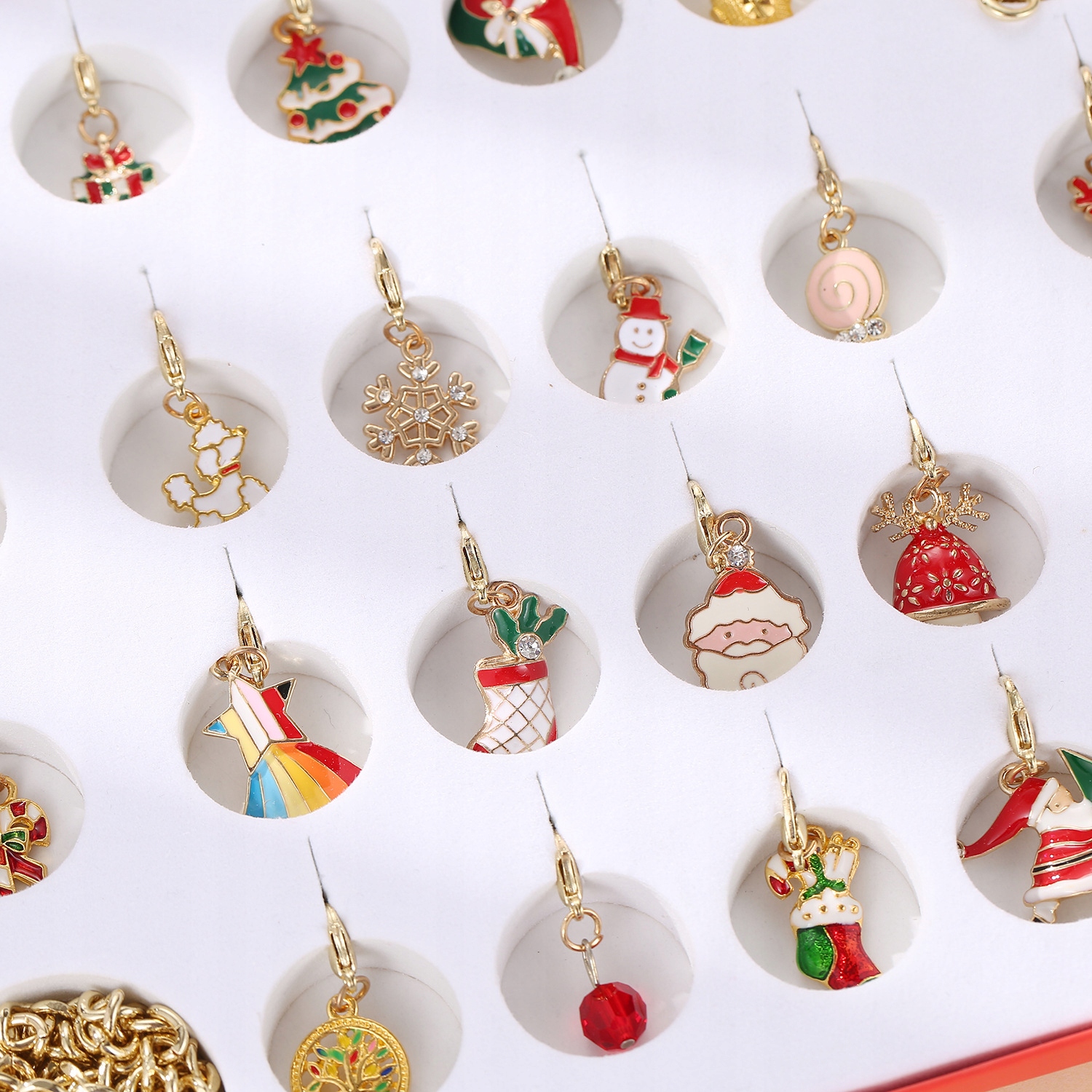 Detail vianočných príveskov na náramky z adventného kalendára