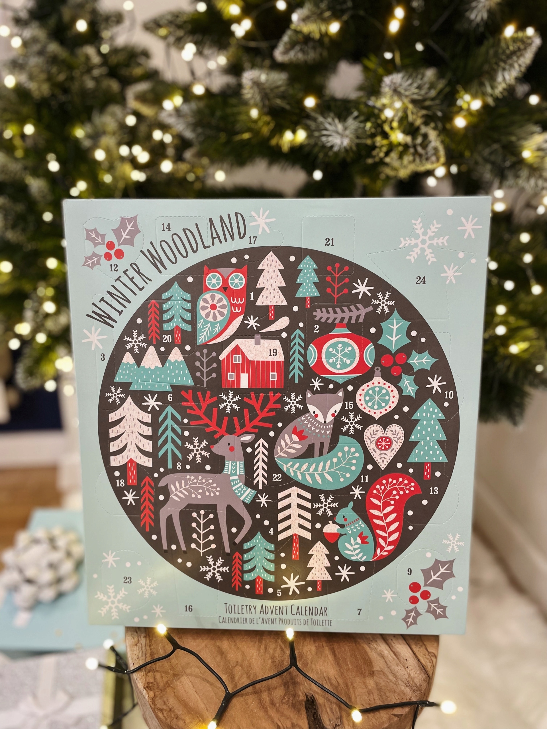 Kozmetický adventný kalendár Winter Wonderland pri vianočnom stromčeku