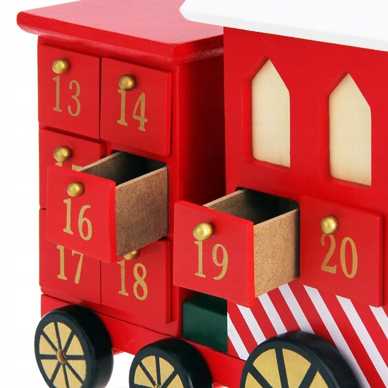Detail číslovaných zásuviek dreveného adventného vláčika